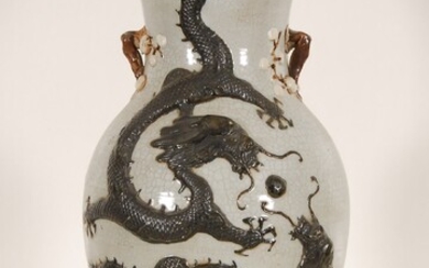 Vase balustre à deux ansesDécor en relief de dragons sur fond craquelé. Chine, Nankin, marqué.H....