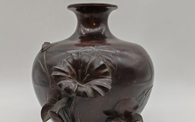 Vase en bronze à décor en relief d'un escargot... - Lot 71 - Ader