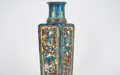 Vase quadrangulaire en porcelaine et émaux polychromes décor réticulé de baxians sur leur monture parmi...