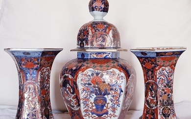 Vases (3) - Imari - Porcelain - Garniture con tre vasi - Con marchio 'Hizen Arita Reikōsha' 肥前有田励工社 - Japan - Late 19th century