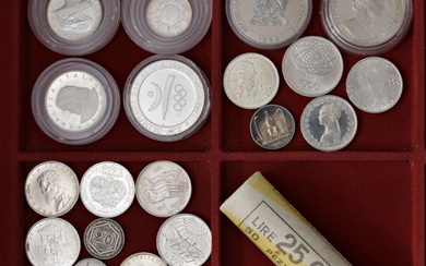 WORLD COINS Lotto di 22 monete d'argento; un rotolo da...