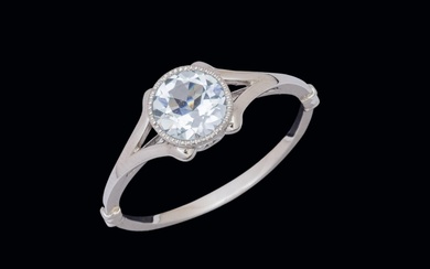 White gold round aquamarine ring