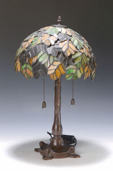 table lamp in Tiffany-style, 2.H.20.th. century, patinated Bronze...