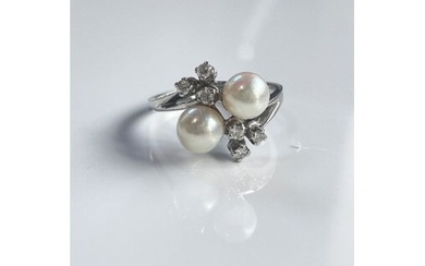 14 K White Gold Pearl and Diamond ring
