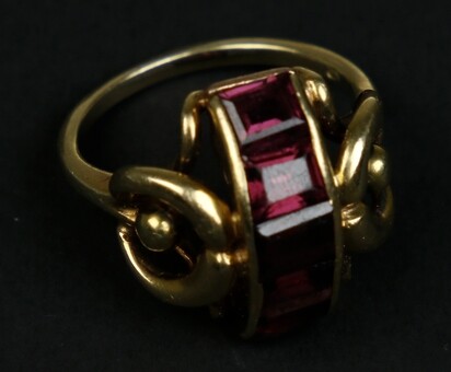 14k yellow gold Retro ring set with carre-cut garnets -...