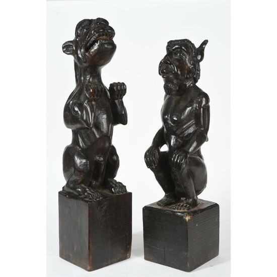 2 SUJETS ORIGINAUX en bois sculpté et patiné représentant des gargouilles assises sur des socles...