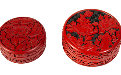 2 boîtes circulaires en laque cinabre, Chine, probablement fin du XIXe s., décor de pivoines, diam. 7,5 cm et 6 cm