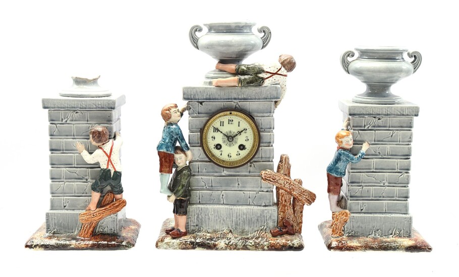 (-), 3-piece earthenware clock set with figurines of...