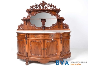 4-door mahogany Victorian buffet with 4 drawers.