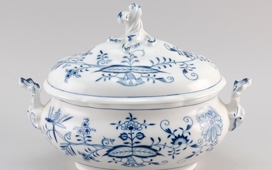 MEISSEN "BLUE ONION" PATTERN PORCELAIN COVERED SOUP TUREEN First-quality crossed swords mark. Length 13".