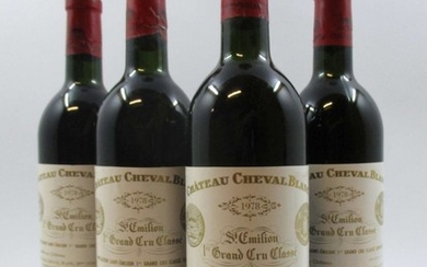 12 bouteilles CHÂTEAU CHEVAL BLANC 1978 1er GCC (A) Saint Emilion (étiquettes fanées, légèrement déchirées