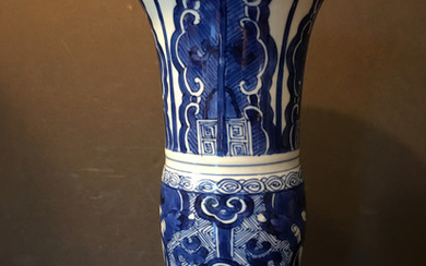 ANTIQUE Chinese Blue and White GU Vase, Kangxi period. 9" high
