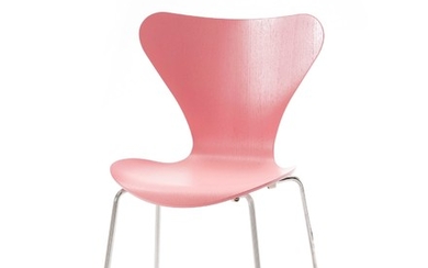 Chaise empilable série 7 par Arne Jacobsen, édition Fritz Hansen, en frêne teinté rose, piétement en acier chromé, modèle créé en 1
