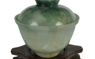 FINE EARLY 19TH C. GREEN JADEITE CUP AND COVER