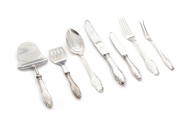 “Frijsenborg”. Hammered silver cutlery. Manufactured by Horsens Sølvvarefabrik and others. Weight excl. parts with steel app. 1085 gr. (51)