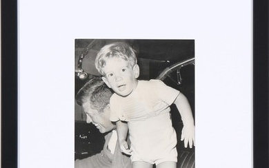 John-John Kennedy og JFK taking a ride. Original American black-and-white press photo. Publication dates August 11th and 12th 1963. Frame size 33×43 cm.