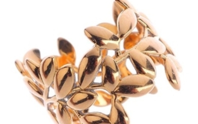 TIFFANY & CO. - an 18ct gold 'Olive Leaf' band ring.