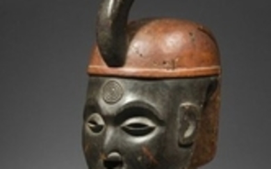 Un ancien masque heaume portant une scarification …
