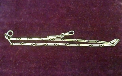 Une chaîne de montre en or (cassée) à décor de bât…