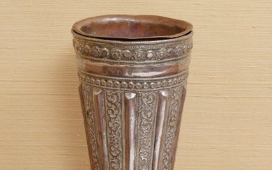 Vase en métal argenté avec doublure en cuivre, début XXe. A décor en repoussé de feuillage, perles et fleurs, h. 18 cm