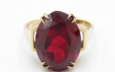 9ct gold synthetic ruby single stone cocktail ring (5.7g) Si...