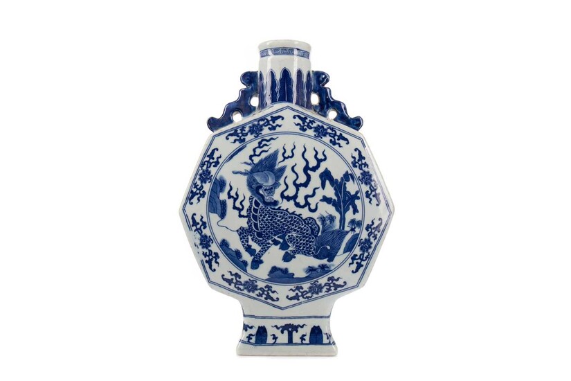 A 20TH CENTURY CHINESE BLUE AND WHITE MOON FLASK VASE