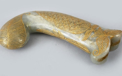 A 20TH CENTURY INDIAN / ISLAMIC CARVED JADE DAGGER