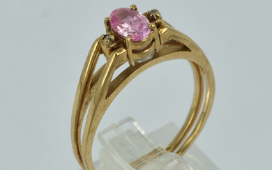 A 9CT GOLD REVERSIBLE RING