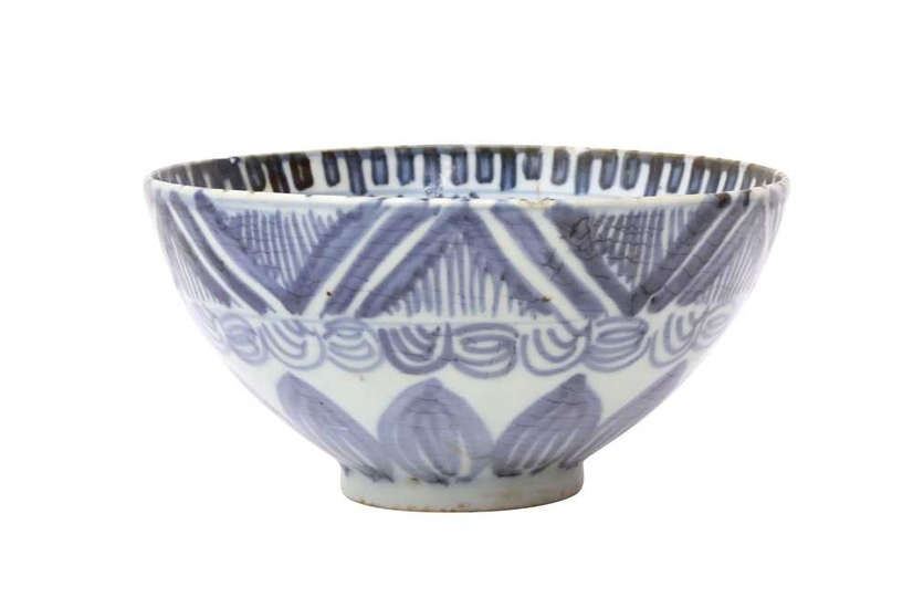 A CHINESE BLUE AND WHITE 'PETAL' BOWL 明 青花葉紋盌