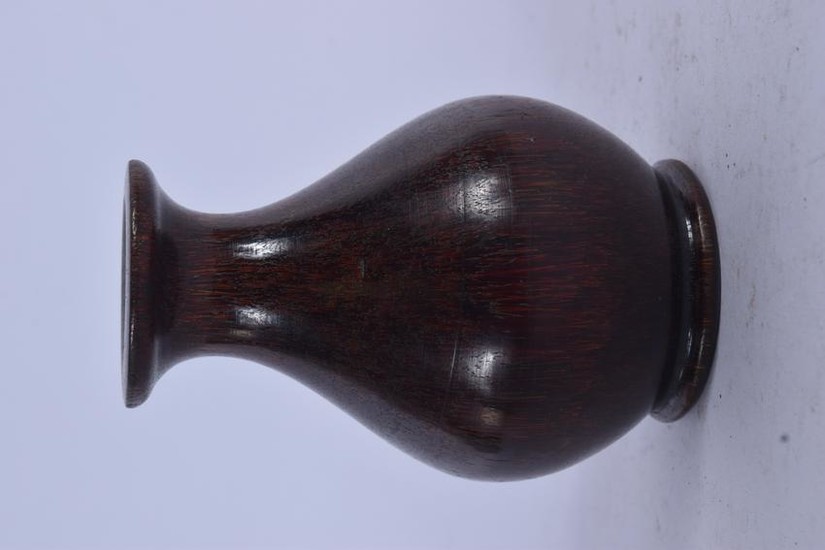 A CHINESE CARVED HORN VASE. 9.5 cm high.