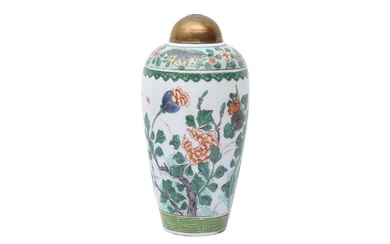 A CHINESE FAMILLE-VERTE VASE 二十世紀 五彩花卉紋瓶
