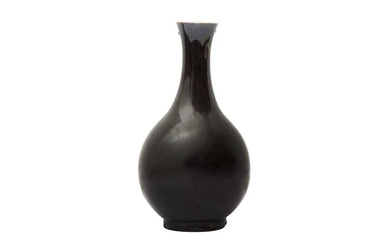 A CHINESE MONOCHROME AUBERGINE-GLAZED VASE 清十九世紀 茄皮紫釉瓶