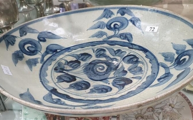 A CHINESE QING DYNASTY CRACKLE GLAZE CHARGER
