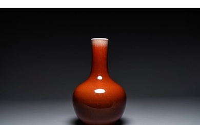 A Chinese copper-red-glazed bottle vase, 19th C.H.: 37,5 cm...