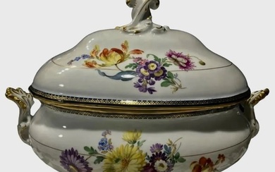 A LARGE 19TH C. MEISSEN SOUP TUREEN AND COVER