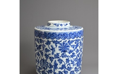 A LARGE CHINESE BLUE AND WHITE PORCELAIN JAR, LATE QING DYNA...