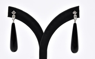 A PAIR OF ART DECO STYLE DROP EARRINGS SET WITH ONYX AND DIAMOND, TO POST AND BUTTERFLY FITTINGS, IN 18CT WHITE GOLD, LENGTH 40MM