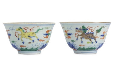 A PAIR OF CHINESE FAMILLE VERTE 'MYTHICAL BEASTS' BOWLS.