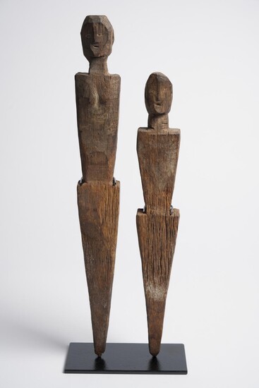 A PAIR OF DAYAK WOODEN 'AGOM' GUARDIAN FIGURES IBAN PEOPLE, EARLY 20TH CENTURY