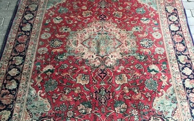 NOT SOLD. A Tabriz rug, Persia. Medallion design. 21st century. 300 x 200 cm. –...