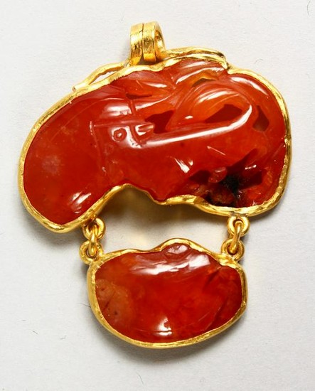 A VERY GOOD CARVED HARDSTONE AND 18ct GOLD PENDANT.