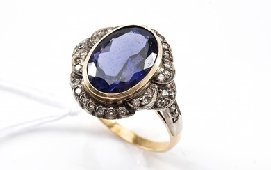 A VINTAGE IOLITE AND DIAMOND RING IN 18CT GOLD, THE OVAL CUT IOLITE WEIGHING 4.10CTS, SIZE Q ½, 5.6GMS