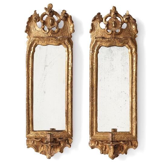 A pair of Italien 18th/19th Century one-light girandole mirrors.