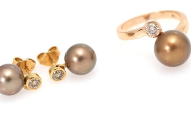SOLD. A pearl and diamond jewellery collection comprising a ring and a pair of ear studs each set with a tahiti pearl and a diamond, mounted in 18 and 14k rose gold. – Bruun Rasmussen Auctioneers of Fine Art
