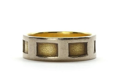 A two colour gold band ring