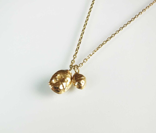 A yellow metal chain necklace