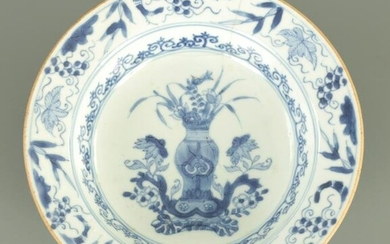 AN 18TH CENTURY BLUE AND WHITE CHINESE BOWL