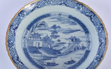 AN 18TH CENTURY CHINESE BLUE AND WHITE PORCELAIN SCALLOPED D...