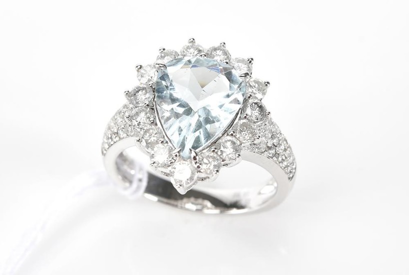 AN AQUAMARINE AND DIAMOND CLUSTER RING IN 18CT WHITE GOLD