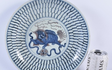AN EARLY 20TH CENTURY CHINESE BLUE AND WHITE PORCELAIN DISH ...